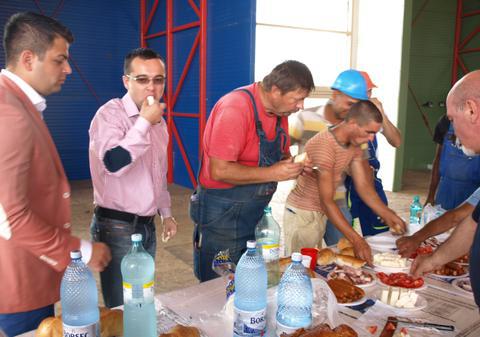 Un apropiat al lui Ponta mănâncă pe şantier cu romii