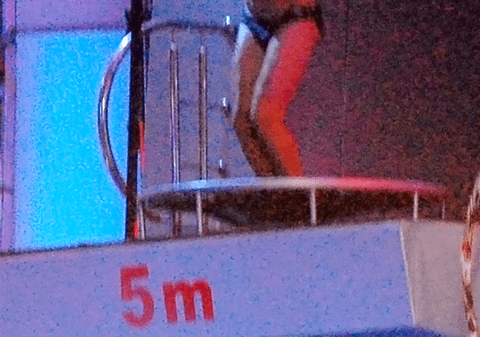 VREI SĂ VEZI UN MANELIST ÎN SLIP? Atenţie! NU are abdomenul lucrat!