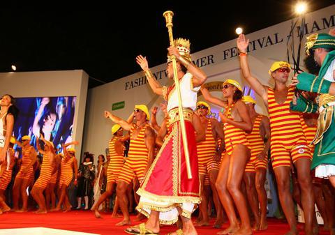 Dezmăţ la Mamaia! Mazăre în mijlocul dansatoarelor aproape goale!