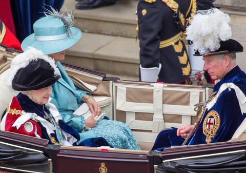 PRINŢUL CHARLES, dat la o parte! DECIZIA LUATĂ de REGINA MARII BRITANII, după VENIREA PE LUME A MICUŢULUI GEORGE
