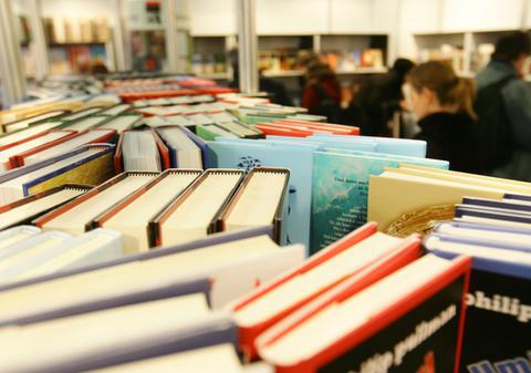 Târg de carte la malul mării