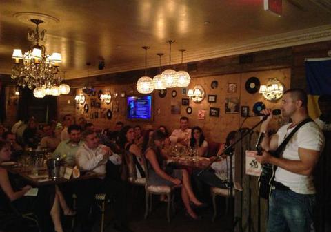 EXCLUSIV. Are SUCCES în SUA, dar PLÂNGE DE DORUL CASEI. Uite cine este CÂNTĂREŢUL care NU MAI SUPORTĂ despărţirea de familie