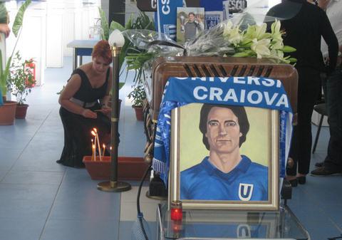 Trupul neînsufleţit al marelui fotbalist Costică Ştefănescu a fost adus la Craiova | FOTO EXCLUSIV