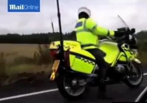 FILMULEŢ DE PUS ÎN VIDEOTECĂ! De câte ori în viaţă aţi văzut un poliţist ESCORTÂND 50 de RĂŢUŞTE? | VIDEO