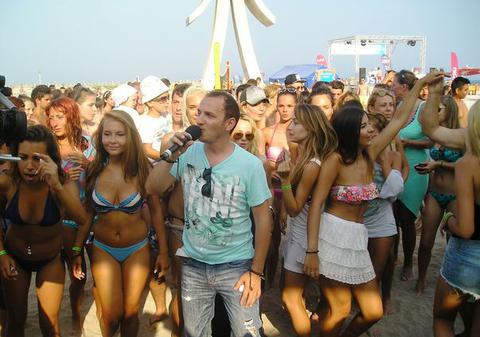 Mihai Trăistariu a creat isterie pe plajă! Cu această melodie veche a scos la dans toate fetele la mare | VIDEO