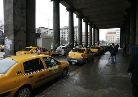 Taximetriştii de la Garda de Nord din Bucureşti, amendaţi de poliţişti