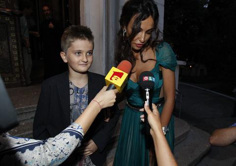 Fanii producţiei "Urzeala tronurilor" vor fi ÎNCÂNTAŢI! În lipsa lui Gerald Butler, MĂDĂLINA GHENEA a avut ca PARTENER un "PERSONAJ CELEBRU" din serial, la nunta fratelui ei! FOTO