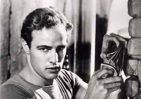 CEL mai FRUMOS MASCUL al HOLLYWOOD-ULUI, MARLON BRANDO, a avut în TINEREŢE TOT ce A VISAT! A MURIT SINGUR şi TRIST, MĂCINAT de BOALĂ ŞI DE O TRAGEDIE PERSONALĂ! FOTO