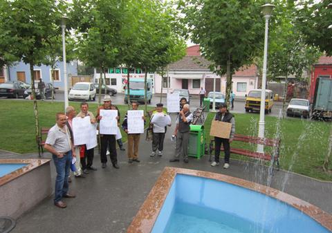 Nu o să-ţi vină să crezi unde i-a trimis Primăria să protesteze pe locuitorii nemulţumiţi de activitate IPJ Mehedinţi!