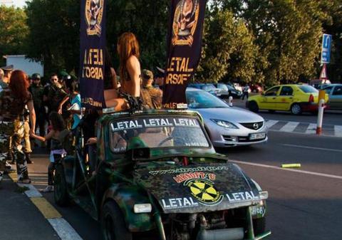 Îţi vine să crezi că ĂSTA e un TRABANT?