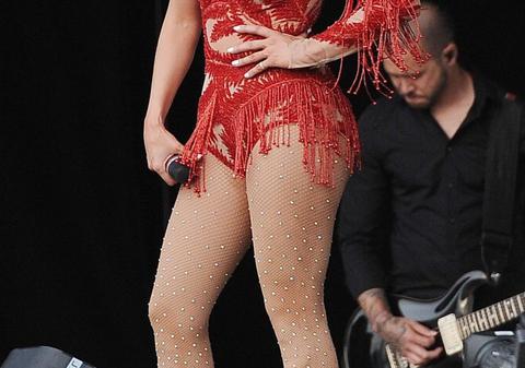 ACUM A AJUNS O SUPER-DIVĂ cu FIŢE, însă până SĂ DEVINĂ FAIMOASĂ A DORMIT pe STRĂZI! Vezi despre cine este vorba!