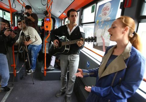 Ia uite ce SURPRIZĂ au avut bucureştenii ÎNTR-UN AUTOBUZ