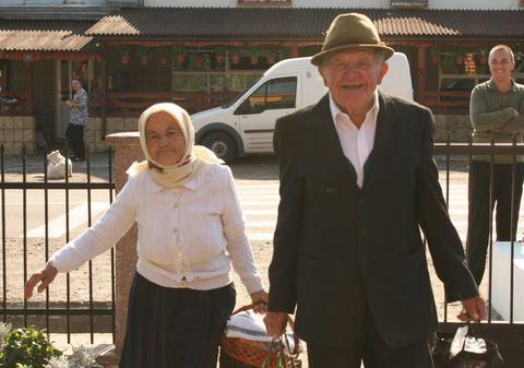 Dragoste cu năbădăi la bătrâneţe! Doi octogenari s-au recăsătorit după opt ani de divorț