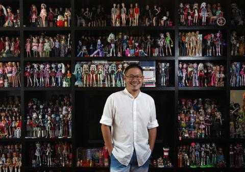 ORICE FETIŢĂ ÎL URĂŞTE! Colecţionarul de PĂPUŞI BARBIE are peste 6000 de piese! VIDEO