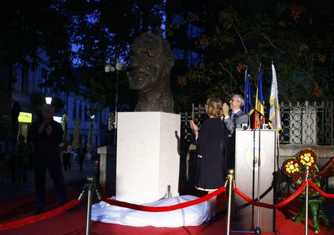 Oprescu a dat 10.000 de euro pentru bustul lui Gheorghe Dinica, dar nu a venit la inaugurare