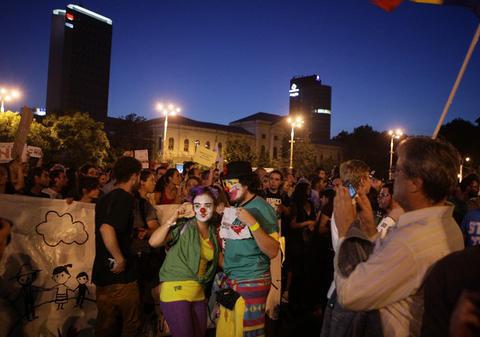 Peste 2000 de oameni, la PROTESTUL din BUCUREŞTI faţă de PROIECTUL ROŞIA MONTANĂ! FOTO