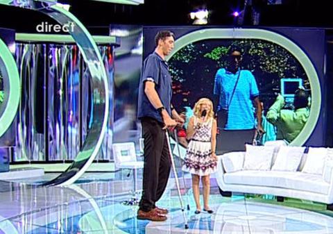 CEA MAI AMUZANTĂ APARIŢIE! Uite cum ARATĂ SIMONA GHERGHE pe lângă cel mai ÎNALT BĂRBAT DIN LUME! FOTO