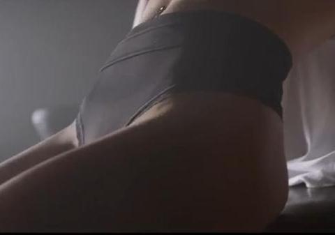 VEDETA SUPERSEXY pe care NU A OBSERVAT-O NIMENI în VIDEOCLIPUL celor de la VIŢA DE VIE, pentru "BASUL ŞI CU TOBA MARE" (ACUSTIC)! FOTO&VIDEO