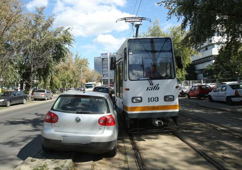 DUPĂ EL, POTOPUL! ŞI-A PARCAT MAŞINA RAZANT de LINIA DE TRAMVAI şi a PLECAT! URMAREA ESTE HALUCINANTĂ! FOTO&VIDEO