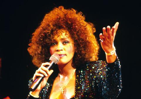 DETALIUL PERVERS care i-a scârbit pe FANI! CE A FĂCUT un POLIŢIST cu CADAVRUL lui WHITNEY HOUSTON!