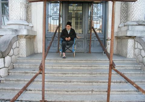 Bătrân în scaun cu rotile, umilit sistematic de instituţiile statului