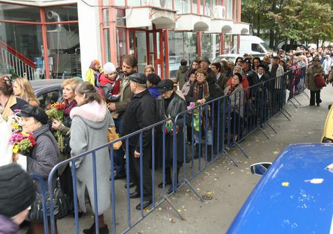 Coadă pentru moaştele Sfintei Parascheva şi la Bucureşti!