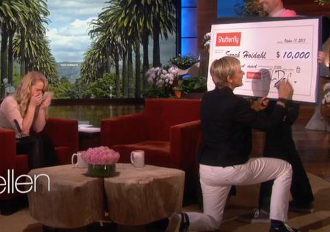 Dar din dar se face rai! O chelneriţă a fost RĂSPLĂTITĂ REGEŞTE pentru că a plătit prânzul a doi militari! VIDEO EMOŢIONANT