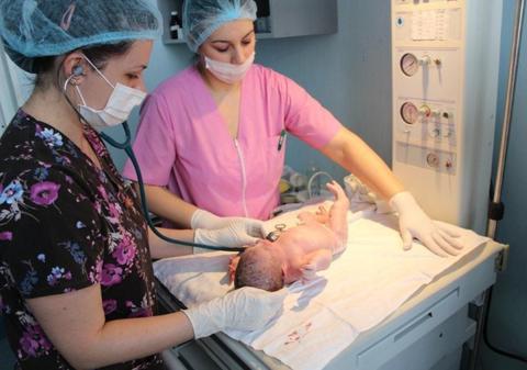 EXCLUSIV. Moașele, introduse în categoriile de personal care vor presta servicii de asistență comunitară