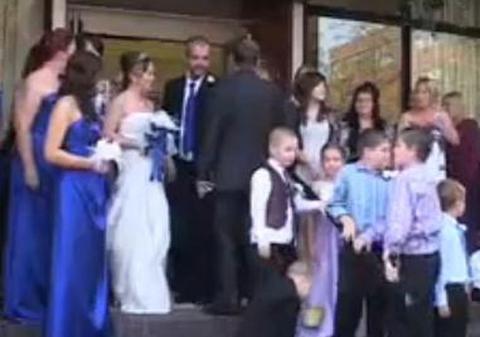 GARANTAT, ÎNTR-O VIAŢĂ DE OM NU VEZI ASTA! Ce a făcut un puşti în faţa mirilor O SĂ TE DISTREZE LA NEBUNIE | VIDEO ATRACŢIA NETULUI
