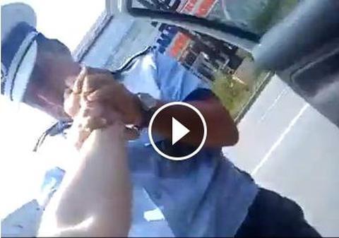 A VENIT TAIFUNUL DUPĂ CE L-A ÎNJURAT! "Ce-ai zis, mă?", i-a spus poliţistul şi A URMAT O LUPTĂ CORP LA CORP | VIDEO VIRAL