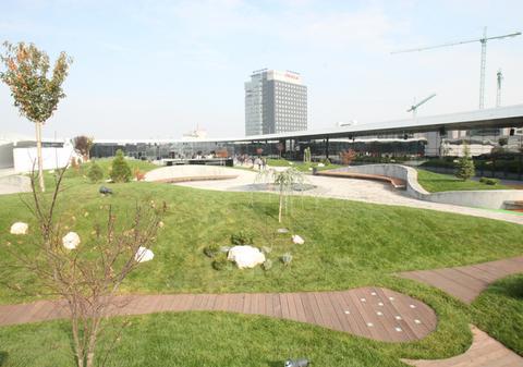 MINIPĂRCULEŢ pe ACOPERIŞUL unui MALL din Capitală | FOTO