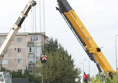 O PLACĂ DE BETON care cântăreşte 1,5 TONE din CLĂDIREA CRUCII ROŞII, ÎN PERICOL SĂ CADĂ