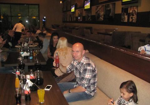 Oţelarii, întâi traşi de urechi, apoi obligaţi să petreacă în club!