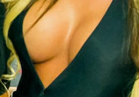 HOT, HOT, HOT! Nimeni nu S-A MAI UITAT la FAŢA EI sau LA CE POARTĂ ÎN JOS! Uite cu CE DECOLTEU S-A PREZENTAT ASISTENTA ASTA la un eveniment! FOTO