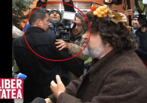 UN JURNALIST a fost LOVIT de UN AGENT SPP al lui VICTOR PONTA, ÎN TESTICULE! VIDEO