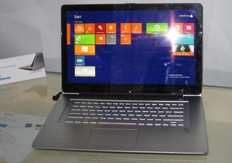 Laptopul 3 in 1, lansat în România. Vezi ce poate face şi cât costă!