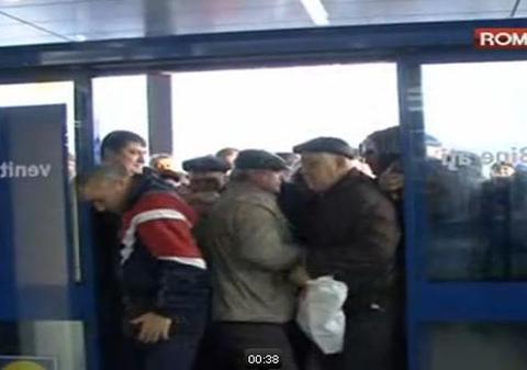 Organizatorii şi-au bătut joc de oameni şi i-au lăsat să se calce în picioare. Gălăţenii s-au luptat pentru mixere la reducere | VIDEO DEZUMANIZANT