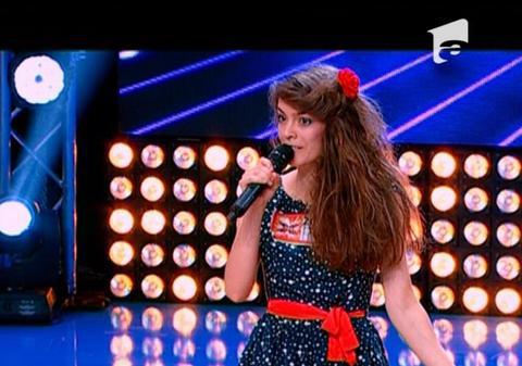 X FACTOR | Sora FLAVIEI, o fostă CONCURENTĂ, a făcut RAVAGII pe scenă! RUDA ei mai mică A VENIT şi ea şi L-A PUPAT DE L-A ALBIT pe CHELOO! FOTO&VIDEO