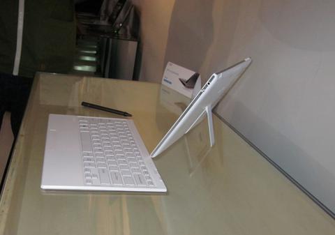 Aşa arată CEA MAI SUBŢIRE TABLETĂ PC DIN LUME cu Windows 8| FOTO