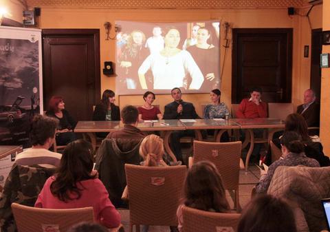 Cântăreţi de operă dansează pe scena Teatrului Nottara