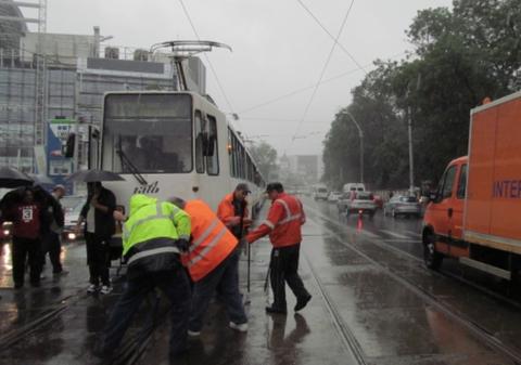 Circulaţia pe mai multe linii de troleibuze şi tramvaie din Capitală este BLOCATĂ!