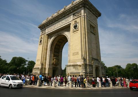 Hai să vizitaţi Arcul de triumf din Capitală!