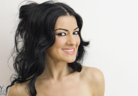PREMIERĂ LIBERTATEA.RO | Silvia Lee alături de Live Artist lansează un nou single: "2 inimi şi noi 2" .