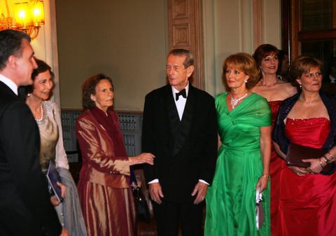 SCANDAL ÎN FAMILIA REGALĂ A României. DROGURI DE MARE RISC, în luptele de cocoşi organizate de FATA REGELUI MIHAI