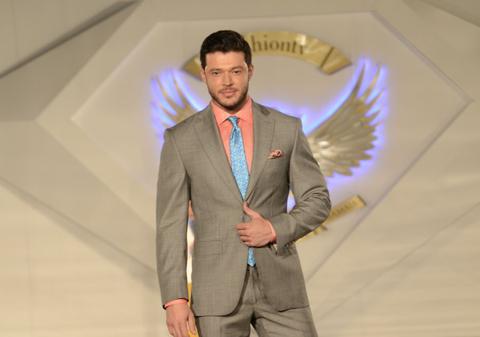 Uite ce salariu lunar are Victor Slav! Ţi se pare un câştig mare sau mic, pentru serviciul pe care îl are?