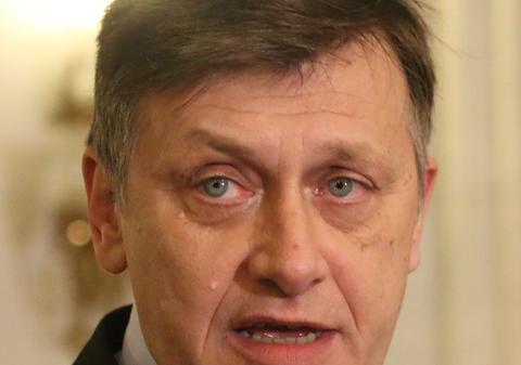 Antonescu îi cere demisia lui Traian BĂSESCU: "Îi cer demisia lui Traian Băsescu ACUM. Aceasta este rezolvarea sănătoasă pe subiectul terenului"