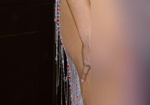 A APĂRUT aproape GOALĂ pe COVORUL ROŞU! Cea mai frumoasă VEDETĂ, fără CHILOŢI ŞI SUTIEN, într-o rochie foarte TRANSPARENTĂ! FOTO