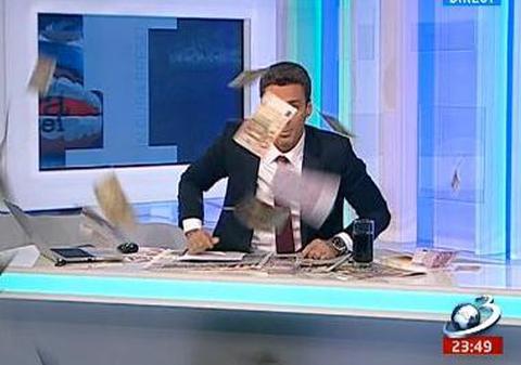 Fără număr! Mircea Badea a aruncat cu mii de euro REALI prin studio. Vezi ce l-a determinat să procedeze aşa! | VIDEO