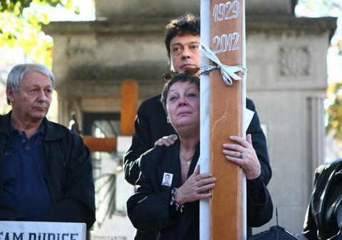 ANCA PANDREA, SFÂŞIATĂ de DURERE la PARASTASUL LUI IURIE DARIE, la un an de la MOARTEA MAESTRULUI! FOTO&VIDEO