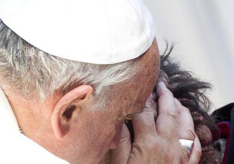 CEL MAI EMOŢIONANT MOMENT! PAPA FRANCISC sărută şi mângâie un OM GRAV BOLNAV! Imagini şocante!